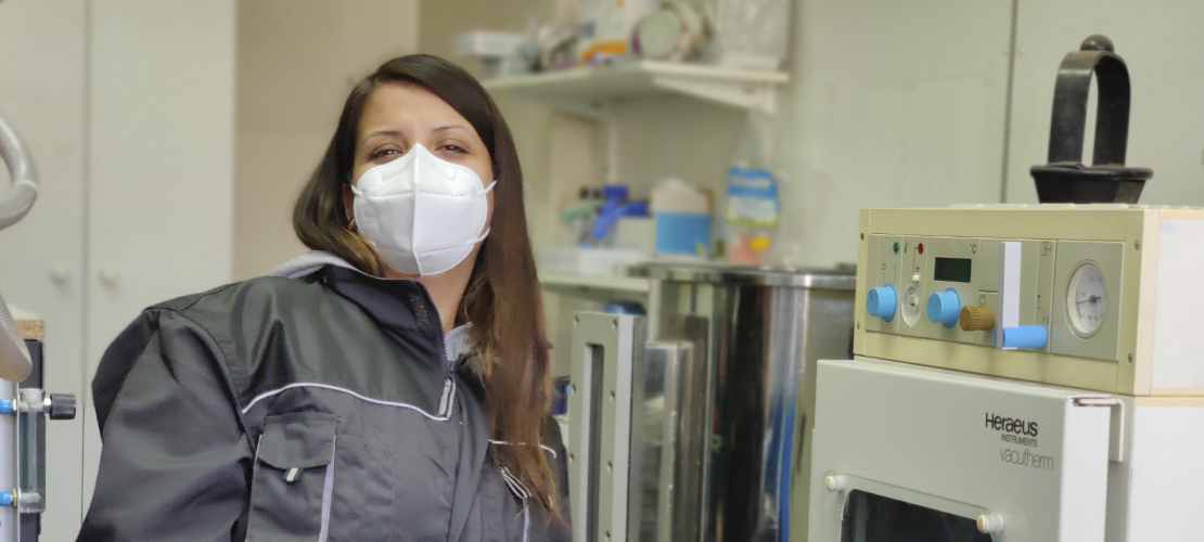 Dominique González Carvajal, química, licenciada en química. Finalizando su tesis de Magíster en Química de Materiales, y actualmente trabajando con nanopartículas.